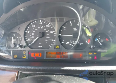 2004 BMW 325Xi z USA, uszkodzony, nr VIN WBAEU33444PR07368